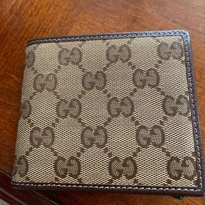 Men’s Gucci bi-fold wallet